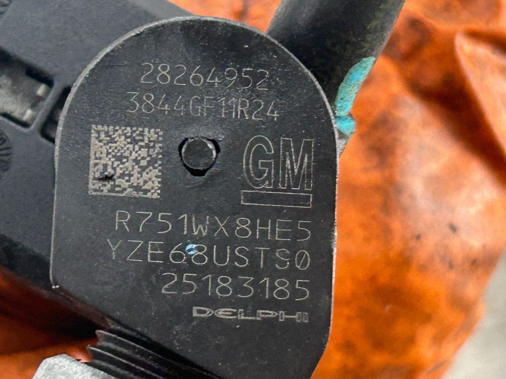 Chevrolet sada 4 ks použitých vstřikovačů 28264952, 25183185, En stock, taxe comprise — foto 3 z 3